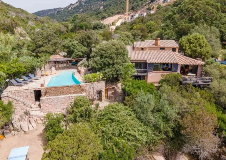 Bienvenue dans cette somptueuse villa nichée sur la route de Porra, un écrin de tranquillité offrant une vue époustouflante sur la baie de Palombaggia et la nature environnante.